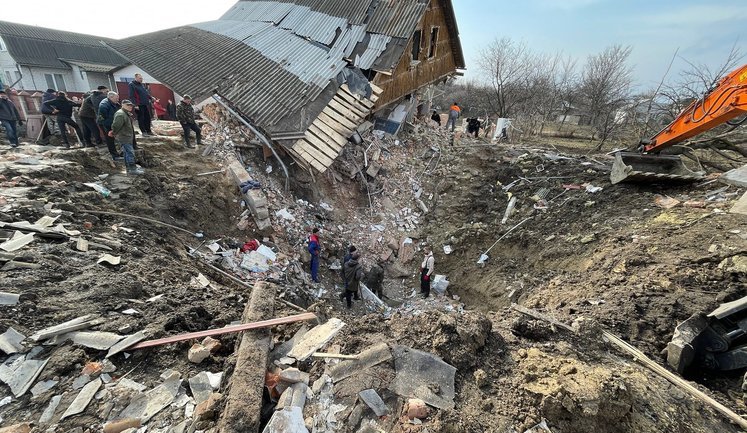 Several-meter funnel and piles of construction debris - Russian occupiers destroyed house in Nizhyn. PHOTOS