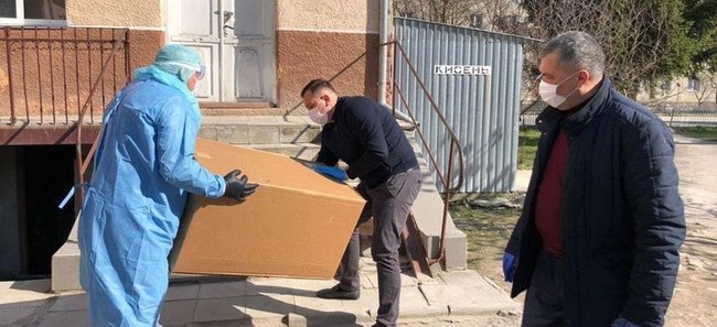 В Монастырискую больницу на Тернопольщине, где зафиксирована вспышка коронавируса, привезли реанимационное оборудование от Фонда Порошенко 01 В Монастырискую больницу на Тернопольщине, где зафиксирована вспышка коронавируса, привезли реанимационное оборудование от Фонда Порошенко 01