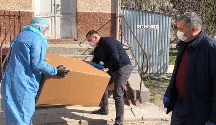 В Монастырискую больницу на Тернопольщине, где зафиксирована вспышка коронавируса, привезли реанимационное оборудование от Фонда Порошенко. ФОТО