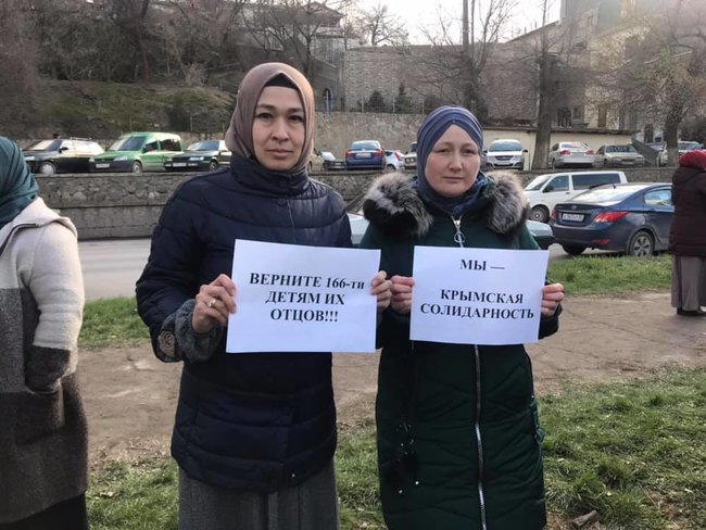 Папірців боїтеся? - окупанти затримали учасника флешмобу на підтримку заарештованих кримськотатарських активістів Таїра Ібрагімова 16