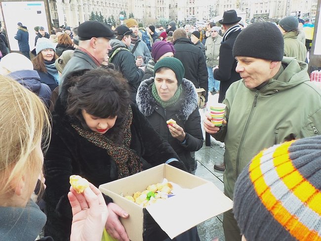У центрі Києва відбулась акція Кава на Майдані, учасників пригощали тортами та цукерками 08