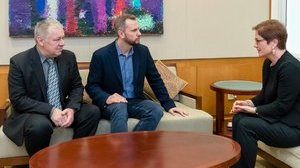 "Росія має звільнити всіх українських політв'язнів", - посол США Йованович зустрілася з родичами в'язнів Кремля Виговського і Панова. ФОТО