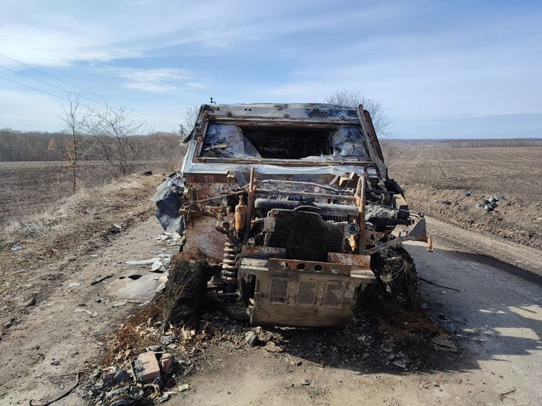 Околиці звільненого Тростянця завалені розбитою технікою російських окупантів 12