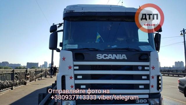 Смертельное ДТП на мосту Патона в Киеве: Porsche Cayenne влетел под фуру, пассажир погиб 06