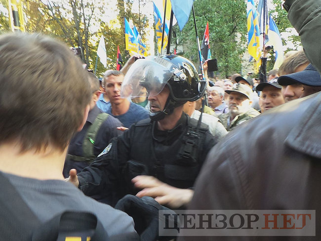 Під час мітингу під ГПУ проти екстрадиції в РФ Тумгоєва сталися сутички: мітингувальники бють вікна, їх у відповідь поливають водою зі шлангів 11