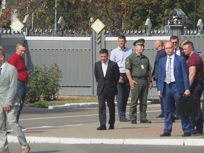 Родичі, журналісти, Зеленський, Баканов, Аваков у Борисполі чекають літака з українцями 09