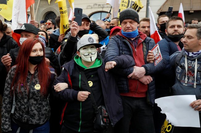 У Варшаві поліція розігнала антикарантинний протест: застосовувався сльозогінний газ, майже 400 затриманих 05