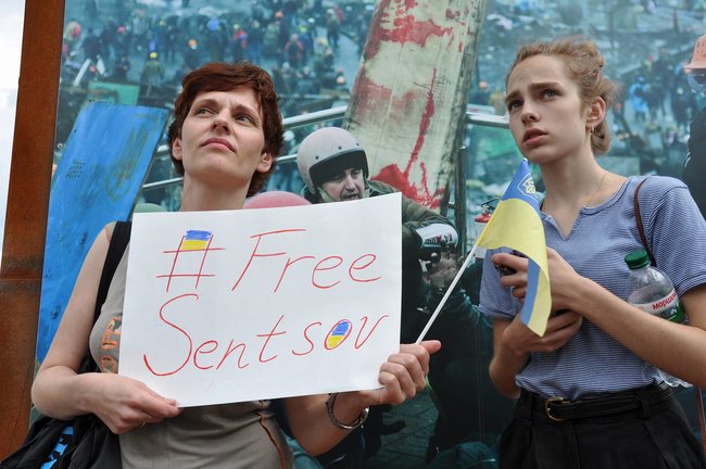 Save Oleg Sentsov: активісти в масках Сенцова, Трампа, Меркель і Путіна організували перфоманс на Майдані 01 Save Oleg Sentsov: активісти в масках Сенцова, Трампа, Меркель і Путіна організували перфоманс на Майдані 01