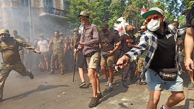 Столкновения митингующих с правоохранителями на акции Остановим капитуляцию под Офисом Президента 18