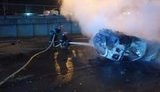 Ночью в Киеве автомобиль снес бетонный столб и загорелся, водитель погиб, - ГСЧС. ФОТО