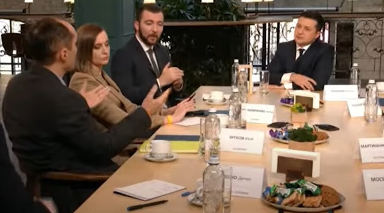 Рік бика для Зеленського: бикування дружочків, два плювки у бік США та дороги в блекаут 05
