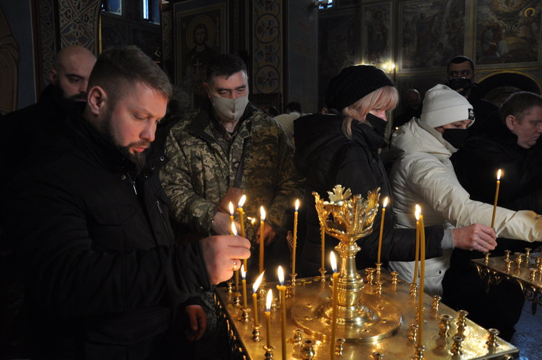 У Києві відбулась панахида за загиблими захисниками Донецького аеропорту 45 У Києві відбулась панахида за загиблими захисниками Донецького аеропорту 45