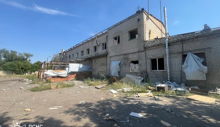 Россияне обстреляли Константиновку - ранены два спасателя, повреждена пожарная часть. ФОТОРЕПОРТАЖ