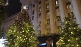 Біля Офісу Президента встановили святкову ялинку та новорічні прикраси. ВІДЕО+ФОТОрепортаж