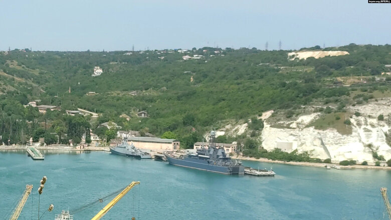 Пять российских больших десантных кораблей вышли в Черное море 03