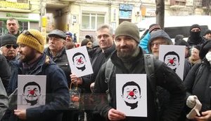 Звіробій прийшла в ДБР, але на допиті не була: під будівлею Бюро зібралася акція на її підтримку. ФОТОрепортаж