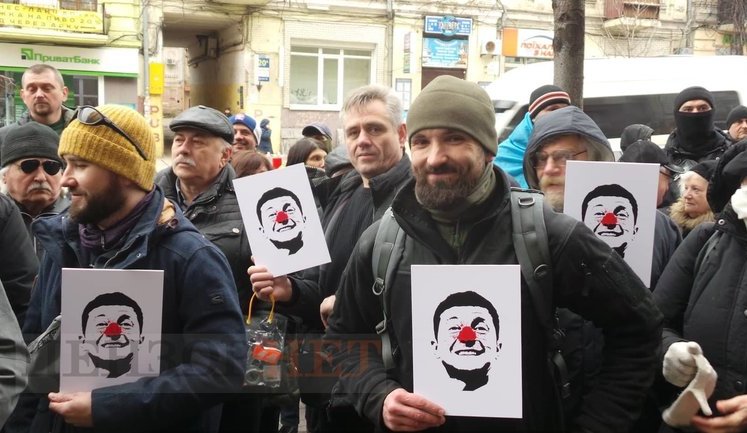 Звіробій прийшла в ДБР, але на допиті не була: під будівлею Бюро зібралася акція на її підтримку. ФОТОрепортаж