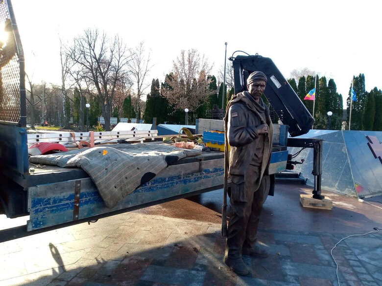 Пам’ятник Герою України Олександру Мацієвському, якого рашисти розстріляли за слова Слава Україні!, встановили у Ніжині 02