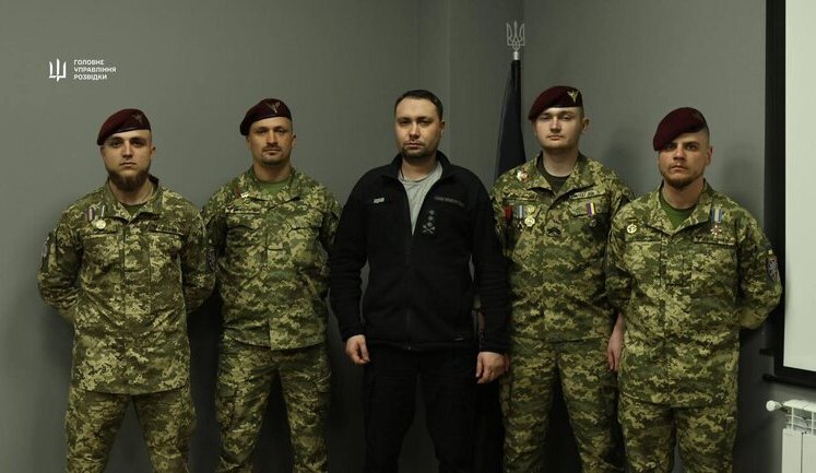 Budanov awarded paratroopers with weapons. VIDEO+PHOTOS