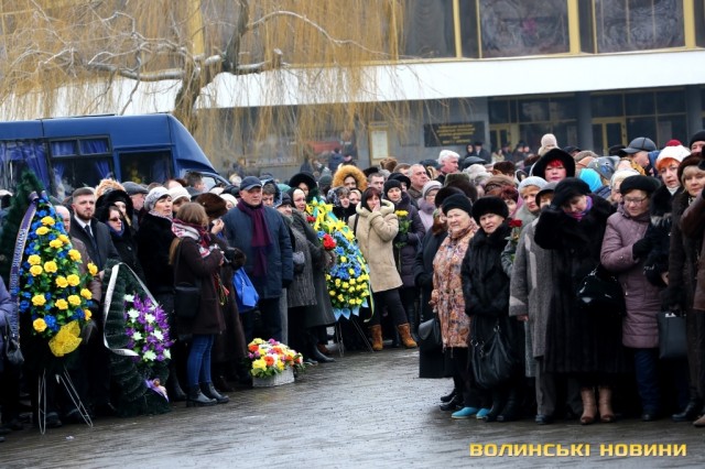 Сотні людей прийшли попрощатися з мером Луцька Романюком 04