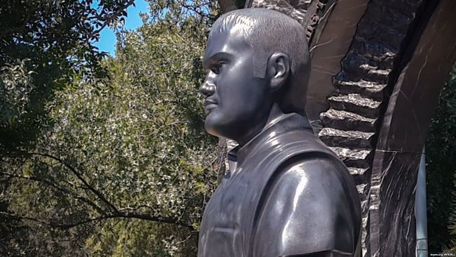 Надгробний памятник Януковичу-молодшому зявився на кладовищі в окупованому Севастополі 02