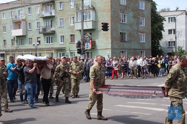 С бойцом 14-й ОМБр Олегом Пушкаруком, погибшим 9 мая на Луганщине, простились на Волыни 13