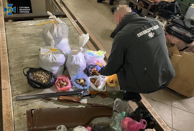 СБУ заблокувала нелегальний збут бурштину в країни Східної Азії. Вартість щомісячних партій сягала 2 млн грн 01