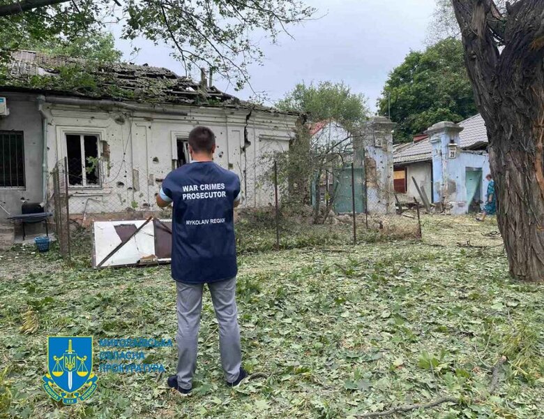 Враг обстрелял два района Николаева, одна из ракет попала в проезжую часть, - ОВА 02