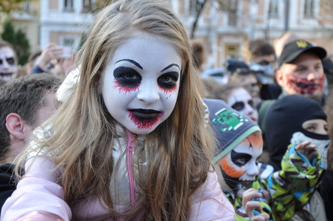 Парад зомби прошел в центре Киева 03