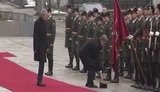 Порошенко во время церемонии встречи президента Австрии поднял и надел бойцу роты почетного караула упавшую шапку. ВИДЕО