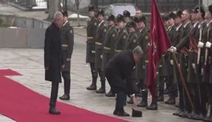 Порошенко на церемонії зустрічі президента Австрії підняв і надягнув бійцю роти почесної варти шапку, яка впала. ВIДЕО