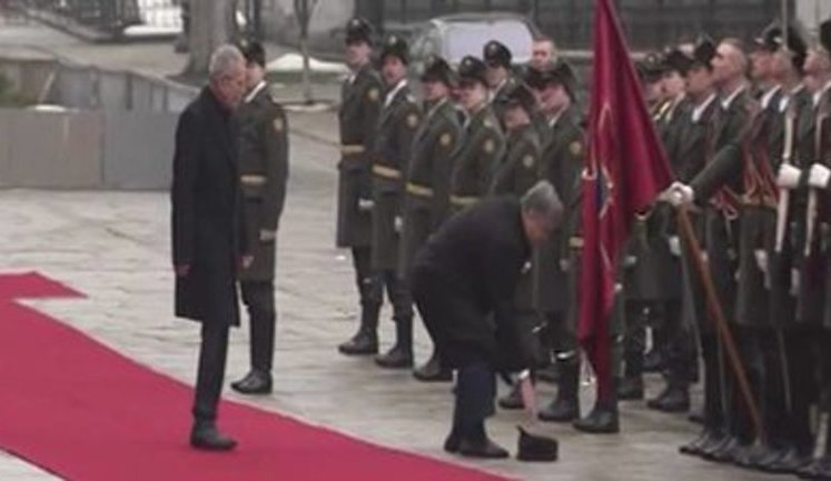 Порошенко на церемонії зустрічі президента Австрії підняв і надягнув бійцю роти почесної варти шапку, яка впала. ВIДЕО