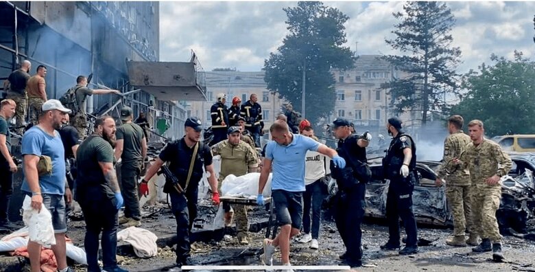 Акунін про обстріл Вінниці: Чикатило продовжує вбивати дітей та жінок. І таке відчуття, що, крім тебе самого, ніхто його знешкодити не зможе 01
