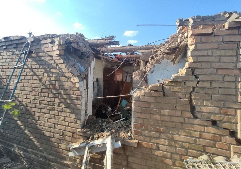 Росіяни тричі обстріляли Дніпропетровщину: пошкоджено комунальне підприємство, 12 приватних будинків та ЛЕП 06