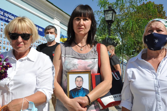 Стену памяти героев в Киеве обновили и освятили 09
