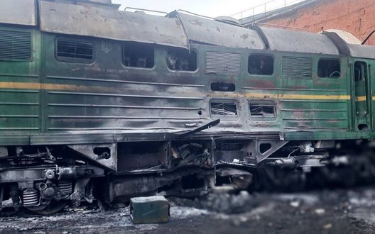 РФ атакувала залізницю на Харківщині: пошкоджено депо, рухомий склад та вокзал. ФОТОрепортаж