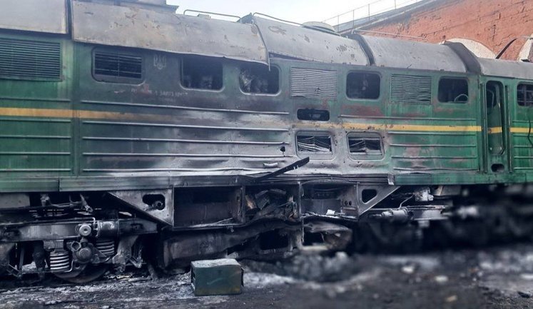 РФ атакувала залізницю на Харківщині: пошкоджено депо, рухомий склад та вокзал. ФОТОрепортаж