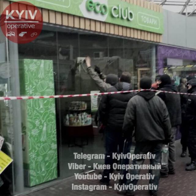 На Севастопольській площі в Києві демонтують МАФи 01