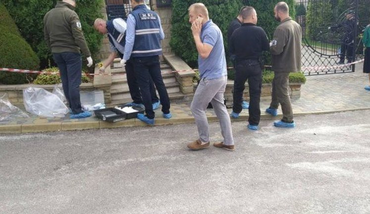 Ректору тернопільського університету Крисоватому підкинули на подвір’я вибухівку: його із дружиною госпіталізували. ФОТОрепортаж