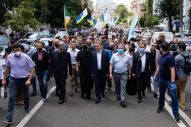 Після акції під ДБР багатотисячна хода попрямувала до Печерського суду на підтримку Порошенка і проти політичних репресій 32