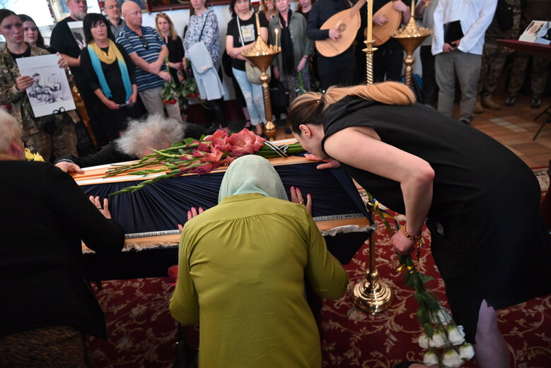 Зі скрипалем та воїном Давидом Якушиним, який загинув у бою з окупантами, попрощалися в Києві 41