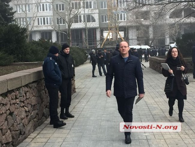 Мітинг за відставку губернатора Савченка в Миколаєві: будівлю облради охороняють сотні силовиків, азовці пройшли всередину, почалися сутички 12
