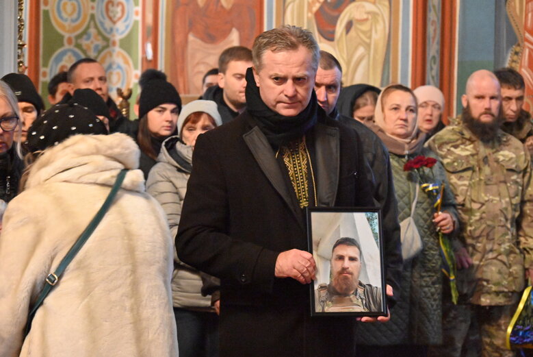 С погибшим защитником Украины, ультрас Динамо и политзаключенным времен Януковича Сергеем Павличенко простились в Киеве 09