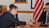 Волонтер Олексій Прокопенко подарував міністрові закордонних справ Угорщини Петеру Сійярто уламок російського танка