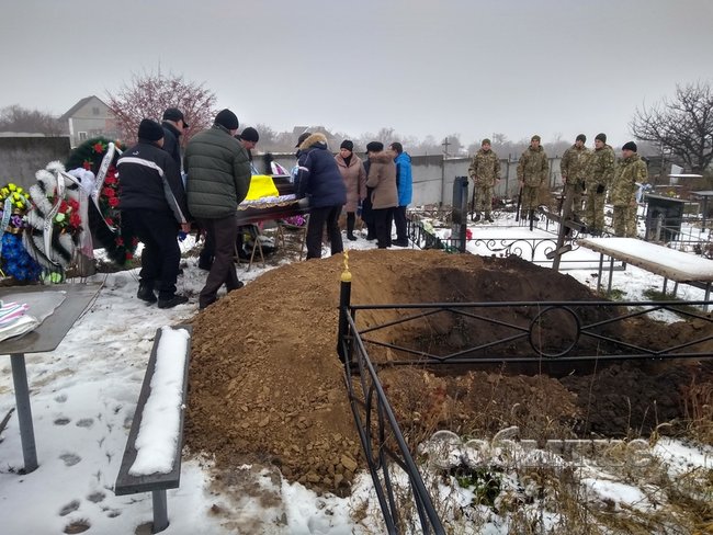 С погибшим на Донбассе воином 92-й ОМБр Александром Иванишко простились в Каменском 08 С погибшим на Донбассе воином 92-й ОМБр Александром Иванишко простились в Каменском 08