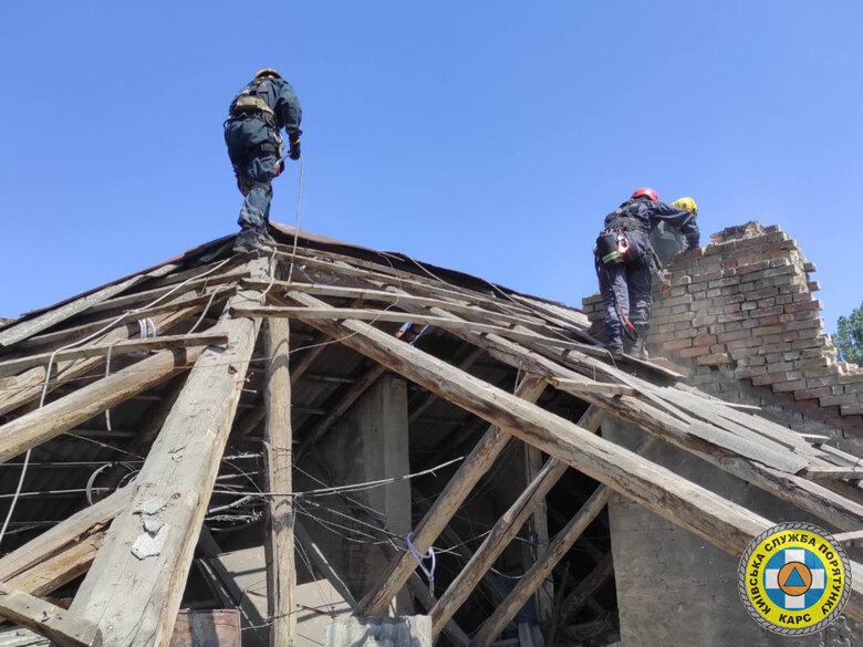 Київські рятувальники розбирають аварійні конструкції на даху пошкодженої багатоповерхівки 01