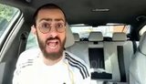 Москвич в машине ждет бензина на АЗС