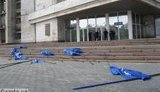 Возмущенные фермеры забросали Донецкую ОГА флагами Партии регионов. ФОТОрепортаж+ ВИДЕО