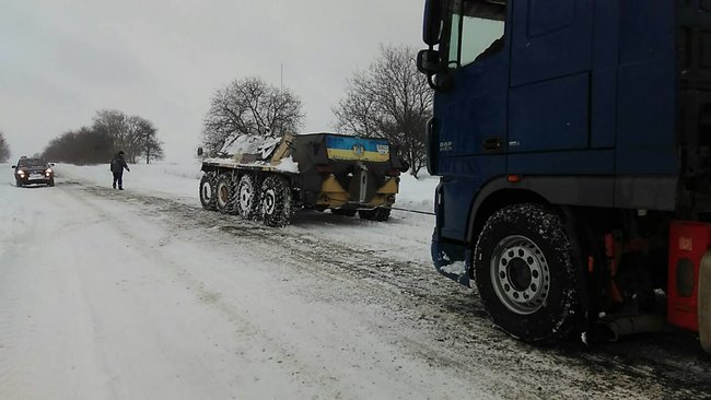Владелец военного музея на Черкасщине вытащил БТРом из снега около 30 авто, - журналист Радченко 04