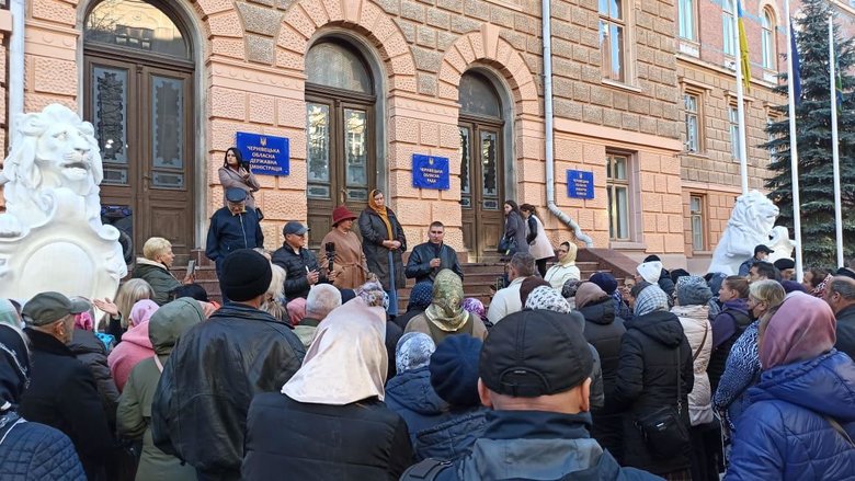 Антивакцинатори зібралися на протест у Чернівцях: Говорять про чіпування та літаки, що розпорошують коронавірус 01